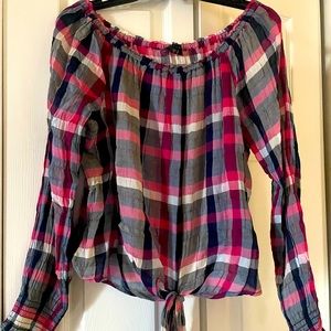 NWOT South Moon Under on or off shoulder blouse with tie front, crinkly look